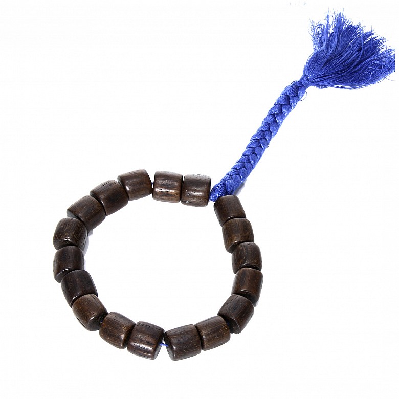 Bracelet with 18 wooden beads.