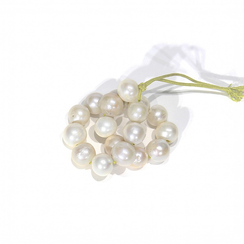 Pulsera de perlas naturales.