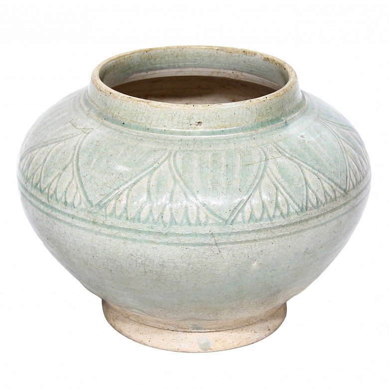 Vessel with incised decoration and celadon glaze, Sawankhalok, 14th-16th centuries