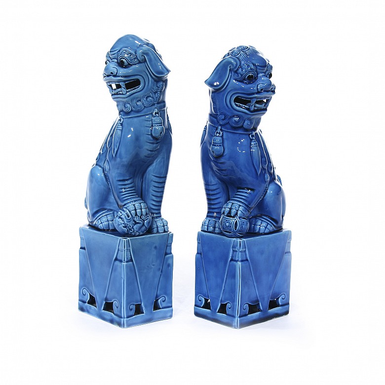 Pair of enameled porcelain foo dogs, China, 20th century