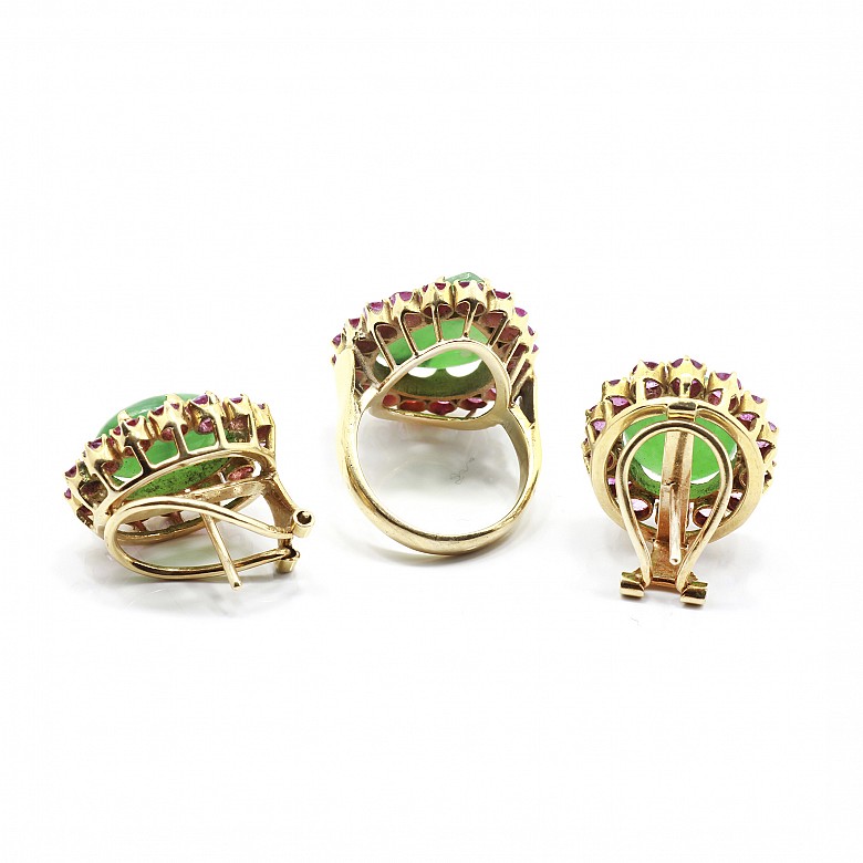 Conjunto de anillo y pendientes con jade en oro amarillo