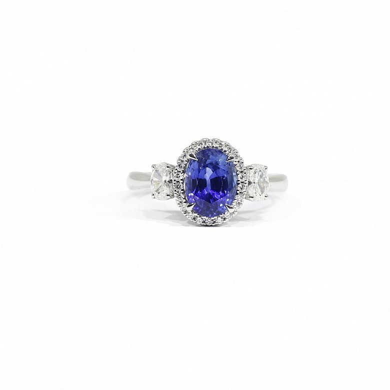 18k白金镶钻石配2.18克拉椭圆形蓝宝石戒指