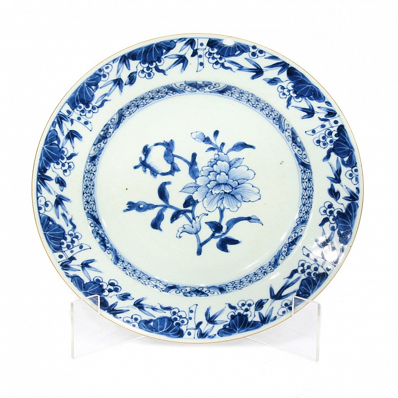Chinese blue and white decorated plate, 18th century