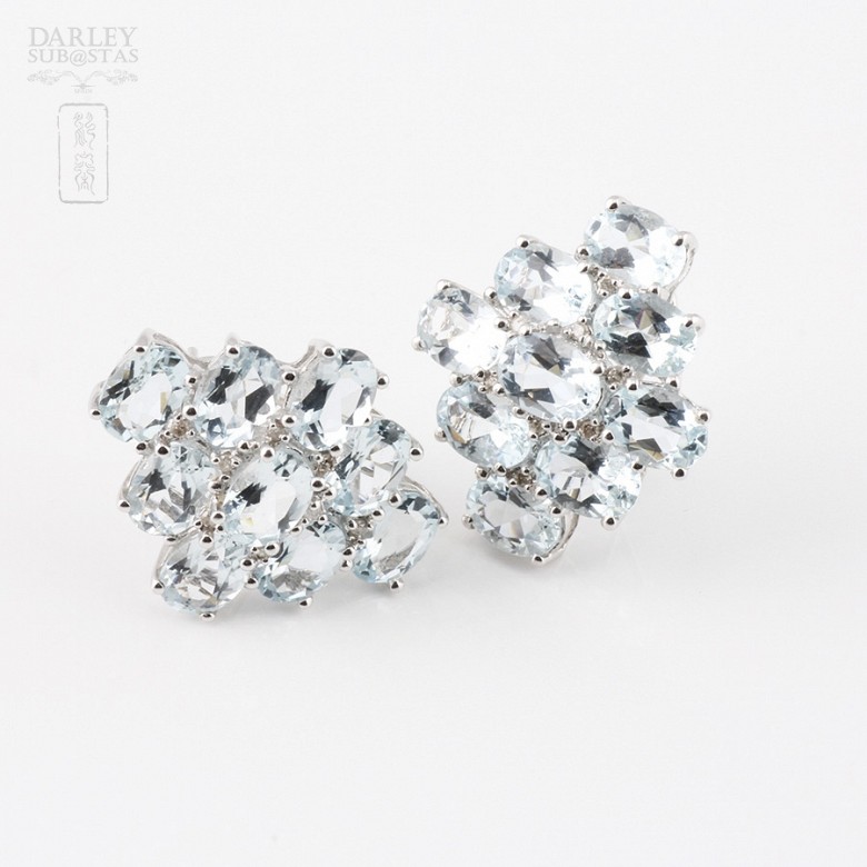 Earrings in 18k white gold diamonds and aquamarines.