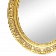 Oval mirror with golden wood frame. - 2
