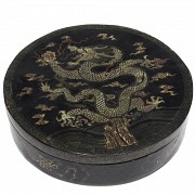 Lacquered wooden box with dragon, Qing dynasty.