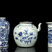 Tres objetos de porcelana azul y blanco, dinastía Qing