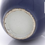 Pequeño jarrón monocromo en azul “powder blue”, s.XX