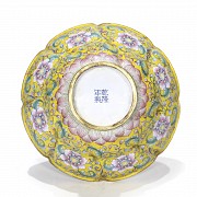 Cuenco de porcelana, fondo amarillo, dinastía Qing.