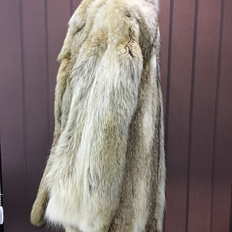Bonito chaquetón de piel de coyote - 5