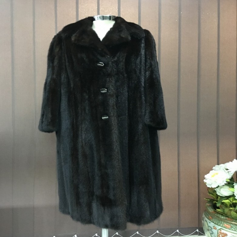 Bonito abrigo de piel de visón  color negro marrón oscuro.