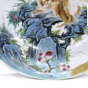 Plato de porcelana esmaltada, Bi Yuanming (1907 – 1991), 1948.