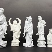 Grupo de seis figuras de porcelana blanca, China, s.XX