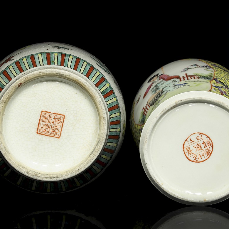 Two Chinese porcelain vases, 20th century - 6