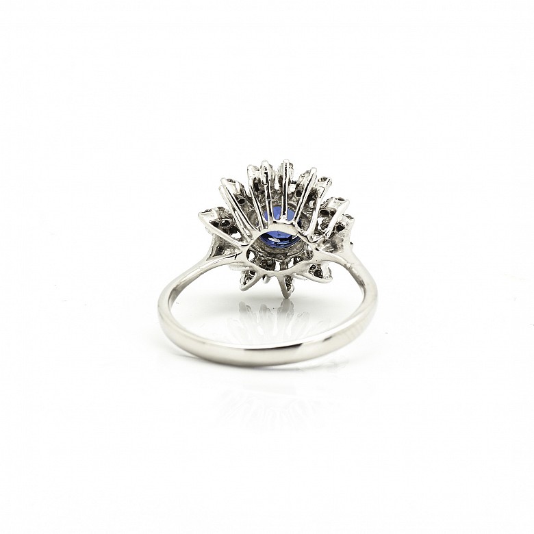 Ring with central sapphire in 18k white gold.