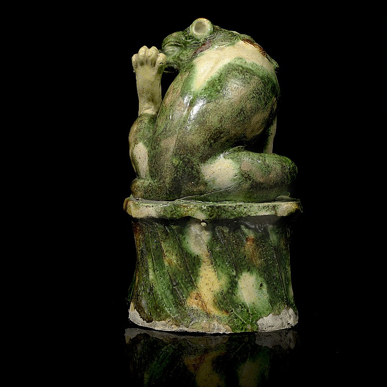 Guardián de cerámica con vidriado sancai, dinastía Tang