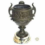 Copa de bronce, con peana marmol, S.XX