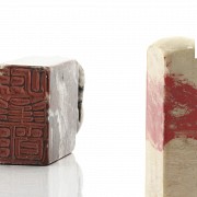 Dos sellos chinos en piedra de sangre de pollo.