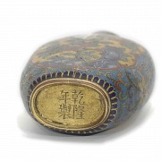 Cloisonné Snuff bottle, with Qianlong mark, Qing dynasty