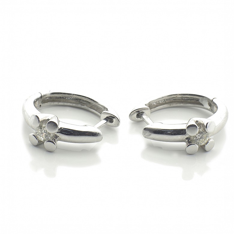 Pair of earrings in 18k white gold and diamonds