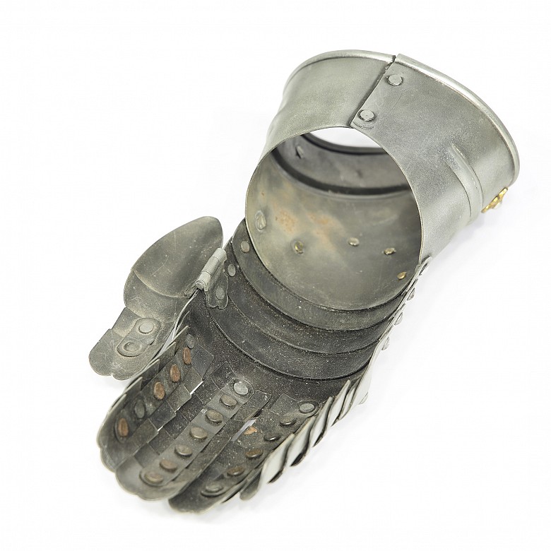 Medieval armour gauntlet with gold decorations, Martos - 2