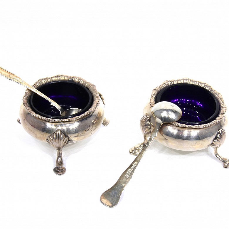 Pair of English cruets, 925 silver, Edward Barton, 1868, with cobalt blue glass spoons and wells.