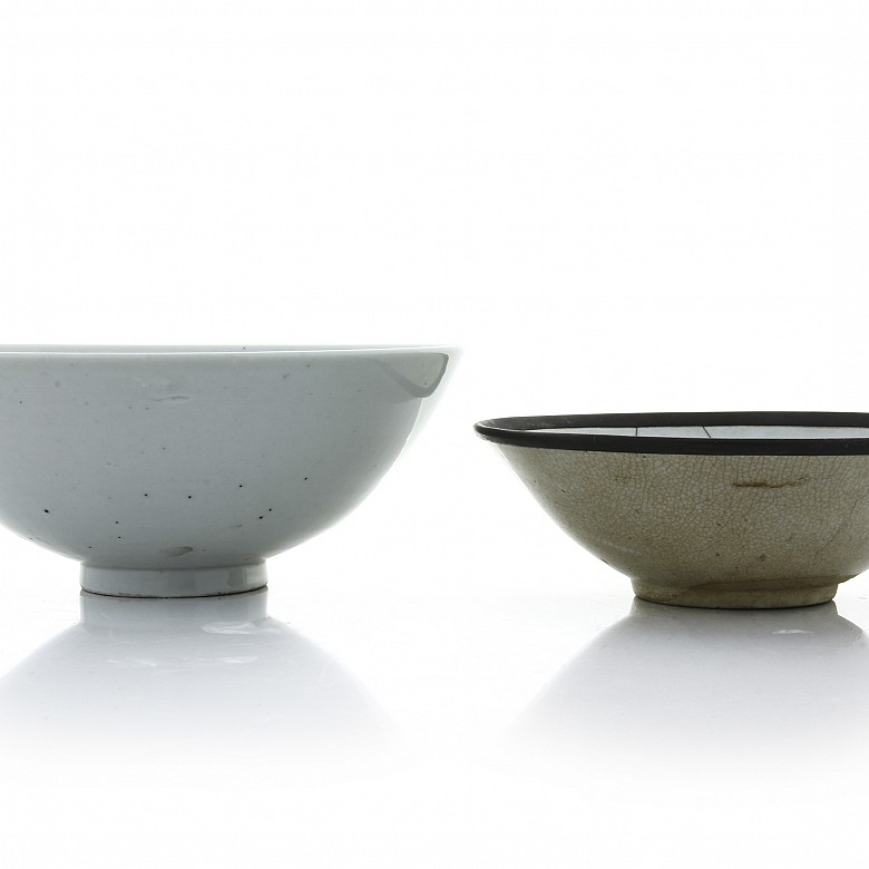 Two chinese porcelain bowls, 20th century