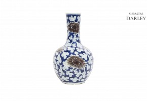 Japanese white and blue glazed porcelain vase, 19th century.