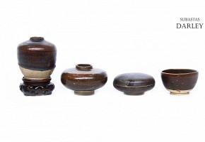Lot of four pieces of glazed pottery, Southeast Asia, 14th-15th centuries
