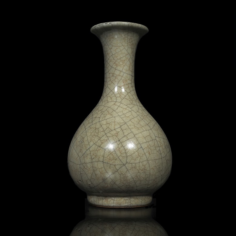 A Yuhuchunping vase with 