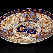Plato japonés de porcelana esmaltada. período Meiji