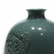 Botella de porcelana esmaltada en verde, s.XX