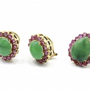 Conjunto de anillo y pendientes con jade en oro amarillo