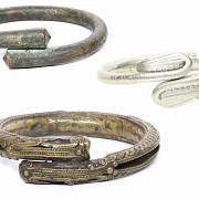 Lote pulseras de metal con forma de serpiente, Indonesia.