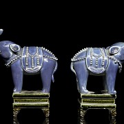 Pareja de elefantes de porcelana vidriada, siglo XIX
