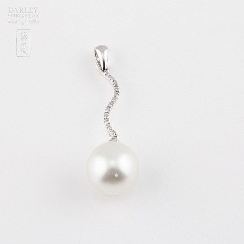 pendant withAustralian pearl and diamonds in 18k
