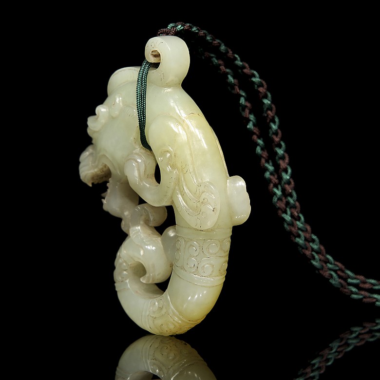 Adorno de jade amarillo con forma de dragón, dinastía Han