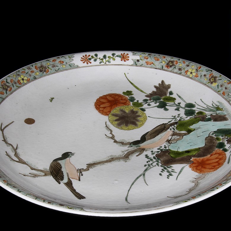 Plato con pájaros y flores, porcelana esmaltada.