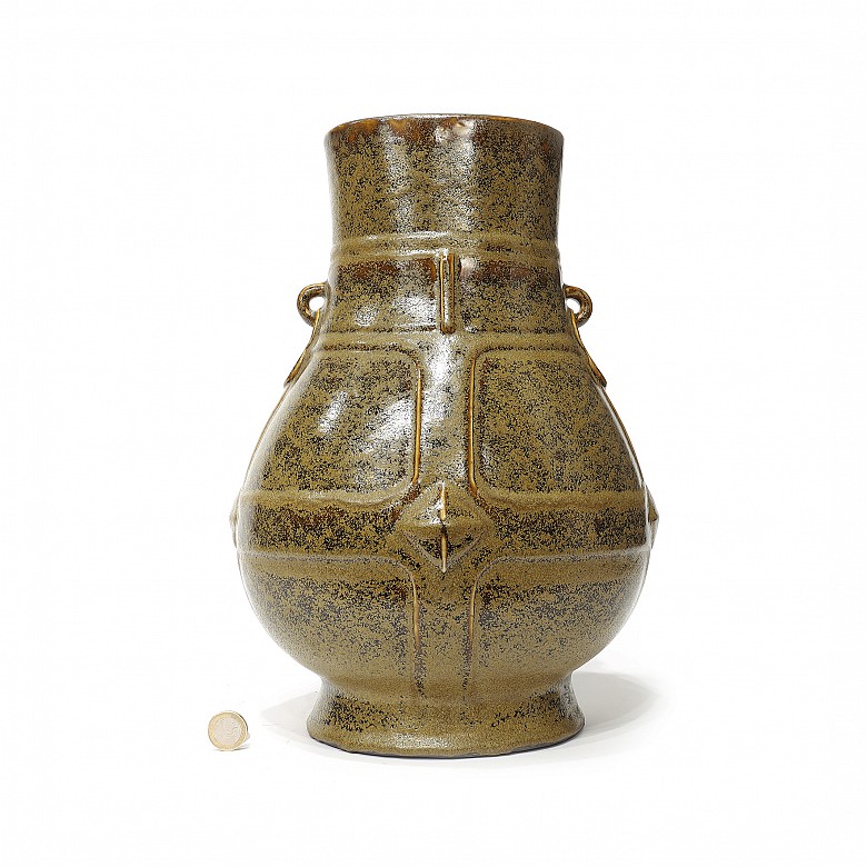 Jarrón de cerámica con esmalte de té, con sello Yongzheng.