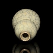 Small 'hulu' vase, Guanyao, Song dynasty