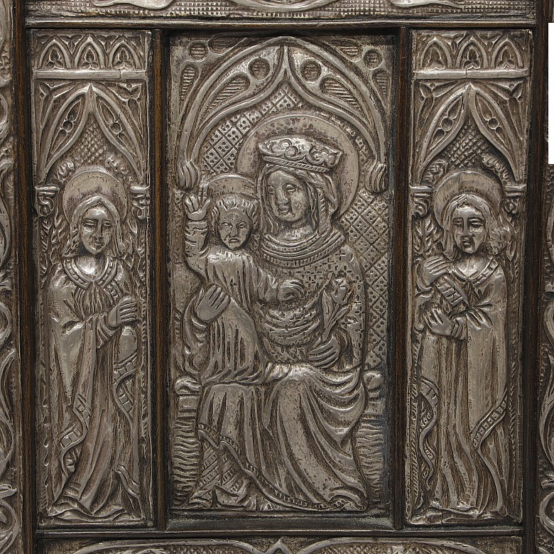Altar religioso de estilo gótico de madera y plata, S.XX