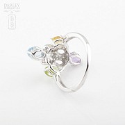 Fantástico anillo en oro blanco con gemas semipreciosa y diamantes - 2