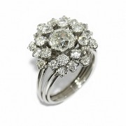Ring with central diamond and double border of diamonds