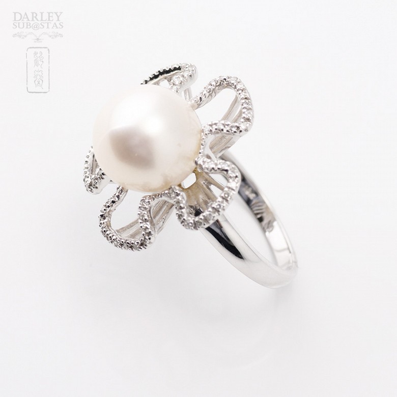 Anillo con perla blanca y diamante en oro blanco de 18k - 1