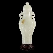 Jarrón de jade con tapa, dinastía Qing