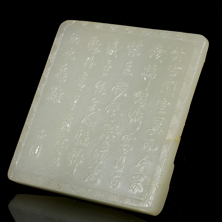 Panel de jade tallado sobre peana, dinastía Qing