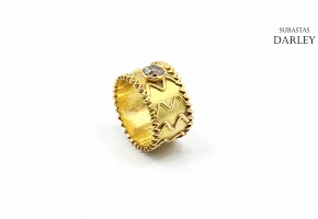 22k yellow gold ring, with diamond.