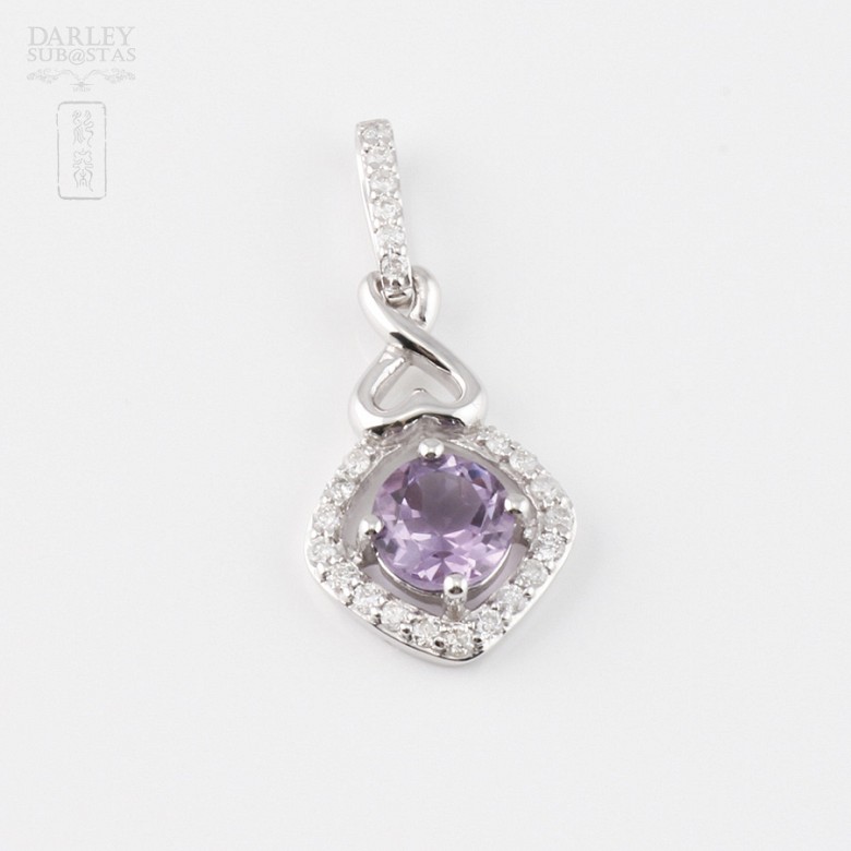Pendant with 0.72cts amethyst and 23 diamonds in 18k white gold