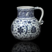 Blue-and-white pottery vessel with handle, Ming dynasty