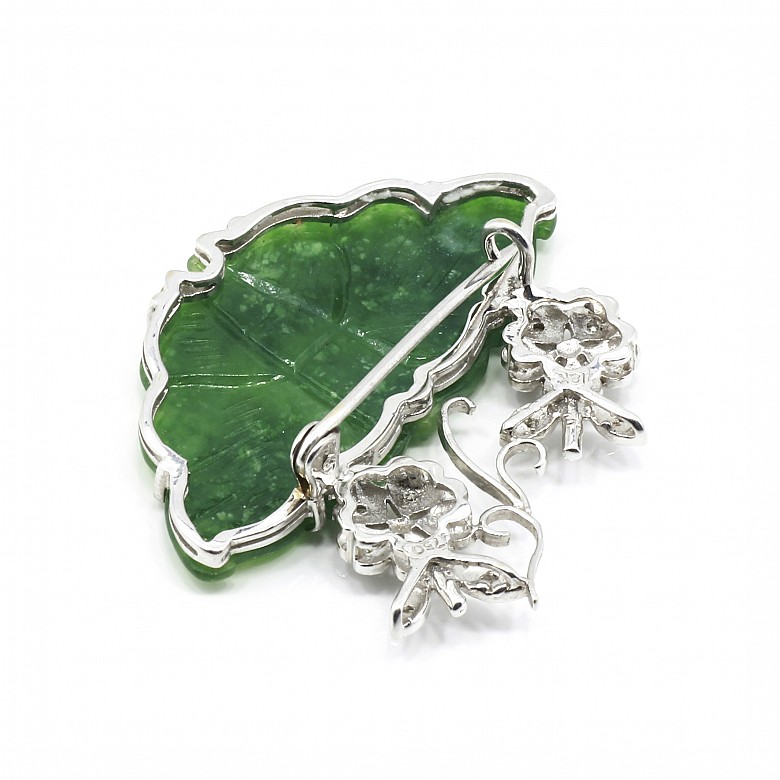 Jade brooch with diamonds, set in 18k white gold